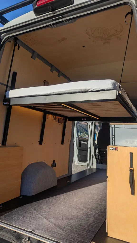 VAN7 longitudinal lift bed