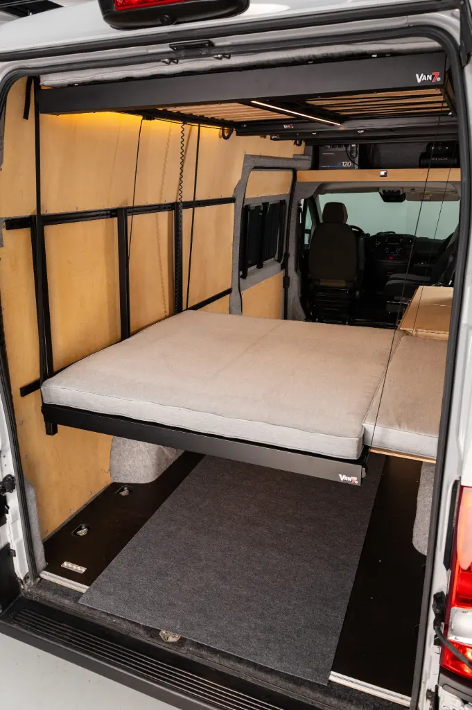 VAN7 Querschläfer-Hubbett mit Lattenrostauszug